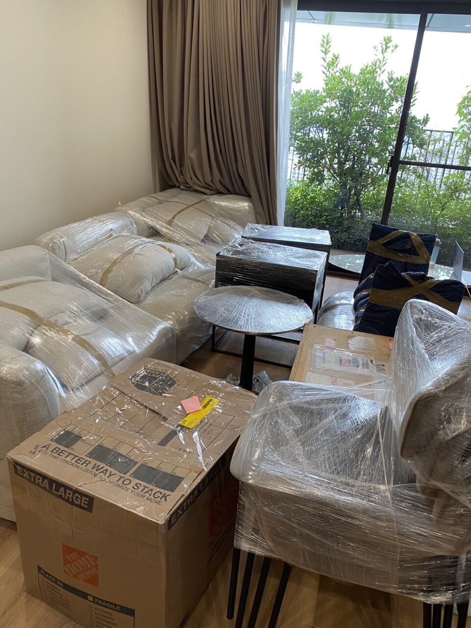 張先生委託Ship2TW國際搬家公司負責將台北松山區的四房兩廳內全部家具行李櫥櫃電視衣物等裝箱打包海運到美國，Ship2TW提供詳細的20呎及40呎海運貨櫃費用報價單，20呎貨櫃從台灣海運到美國的基本費用是3600美金(價格會隨著景氣季節等產生變動)，40呎貨櫃報價則是4600美金，兩者相差僅1000美金，「除了海運費用之外，還有其他相關費用嗎？還需要考慮以下幾項費用，裝櫃及拆櫃費用：2000美金，台灣出口裝櫃：810美金，美國進口拆櫃：680美金，報關文件處理：350美金，當地搬運服務：1800美金，台北當地搬運及打包：800美金，舊金山灣區當地送貨及組裝：1200美金，其他雜費：650美金，保險費用：150美金，港口雜費：250美金，40呎貨櫃的總費用不到1萬美金，這包含從台北家中到美國加州Fremont新家門到門Door-to-Door的所有費用。