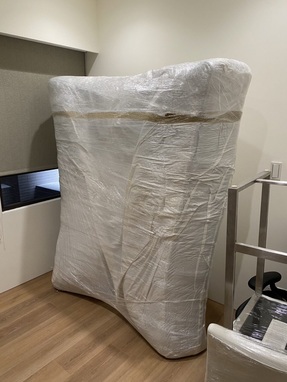 張先生委託Ship2TW國際搬家公司負責將台北松山區的四房兩廳內全部家具行李櫥櫃電視衣物等裝箱打包海運到美國，Ship2TW提供詳細的20呎及40呎海運貨櫃費用報價單，20呎貨櫃從台灣海運到美國的基本費用是3600美金(價格會隨著景氣季節等產生變動)，40呎貨櫃報價則是4600美金，兩者相差僅1000美金，「除了海運費用之外，還有其他相關費用嗎？還需要考慮以下幾項費用，裝櫃及拆櫃費用：2000美金，台灣出口裝櫃：810美金，美國進口拆櫃：680美金，報關文件處理：350美金，當地搬運服務：1800美金，台北當地搬運及打包：800美金，舊金山灣區當地送貨及組裝：1200美金，其他雜費：650美金，保險費用：150美金，港口雜費：250美金，40呎貨櫃的總費用不到1萬美金，這包含從台北家中到美國加州Fremont新家門到門Door-to-Door的所有費用。