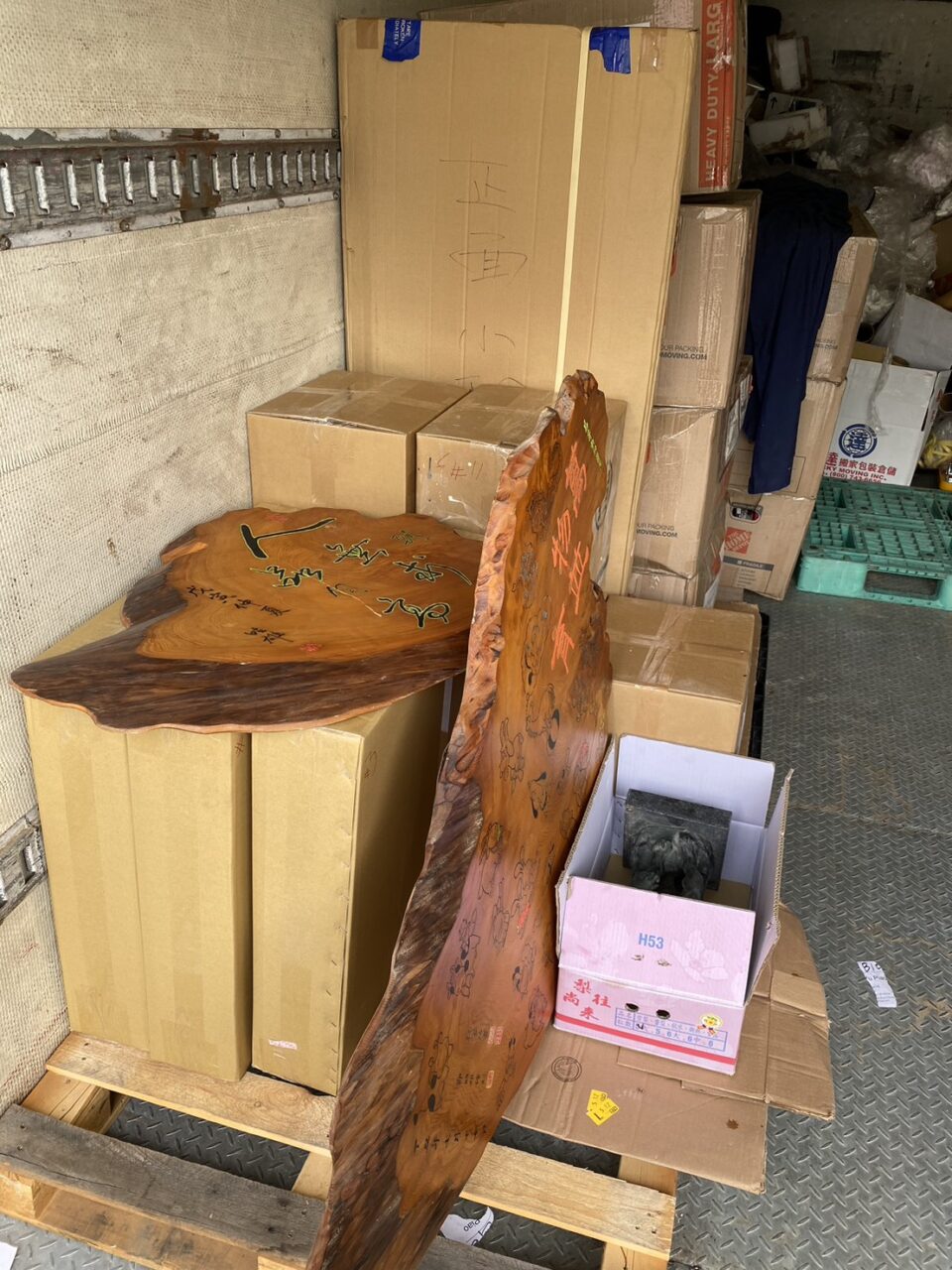 張先生委託Ship2TW國際搬家公司負責將台北松山區的四房兩廳內全部家具行李櫥櫃電視衣物等裝箱打包海運到美國，Ship2TW提供詳細的20呎及40呎海運貨櫃費用報價單，20呎貨櫃從台灣海運到美國的基本費用是3600美金(價格會隨著景氣季節等產生變動)，40呎貨櫃報價則是4600美金，兩者相差僅1000美金，「除了海運費用之外，還有其他相關費用嗎？還需要考慮以下幾項費用，裝櫃及拆櫃費用：2000美金，台灣出口裝櫃：810美金，美國進口拆櫃：680美金，報關文件處理：350美金，當地搬運服務：1800美金，台北當地搬運及打包：800美金，舊金山灣區當地送貨及組裝：1200美金，其他雜費：650美金，保險費用：150美金，港口雜費：250美金，40呎貨櫃的總費用不到1萬美金，這包含從台北家中到美國加州Fremont新家門到門Door-to-Door的所有費用。