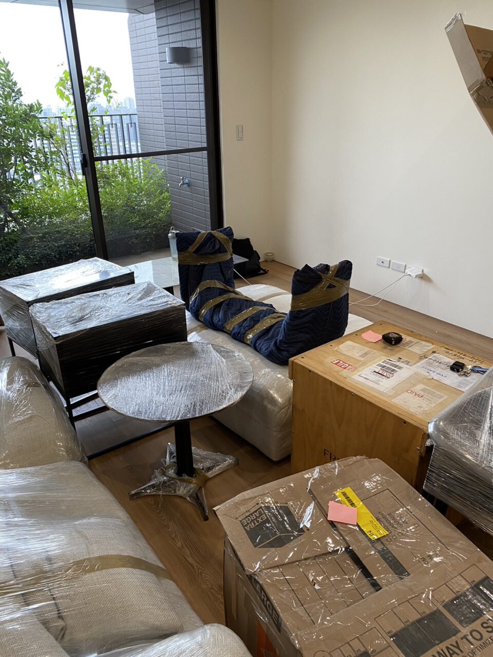張先生委託Ship2TW國際搬家公司負責將台北松山區的四房兩廳內全部家具行李櫥櫃電視衣物等裝箱打包海運到美國，Ship2TW提供詳細的20呎及40呎海運貨櫃費用報價單，20呎貨櫃從台灣海運到美國的基本費用是3600美金(價格會隨著景氣季節等產生變動)，40呎貨櫃報價則是4600美金，兩者相差僅1000美金，「除了海運費用之外，還有其他相關費用嗎？還需要考慮以下幾項費用，裝櫃及拆櫃費用：2000美金，台灣出口裝櫃：810美金，美國進口拆櫃：680美金，報關文件處理：350美金，當地搬運服務：1800美金，台北當地搬運及打包：800美金，舊金山灣區當地送貨及組裝：1200美金，其他雜費：650美金，保險費用：150美金，港口雜費：250美金，40呎貨櫃的總費用不到1萬美金，這包含從台北家中到美國加州Fremont新家門到門Door-to-Door的所有費用。