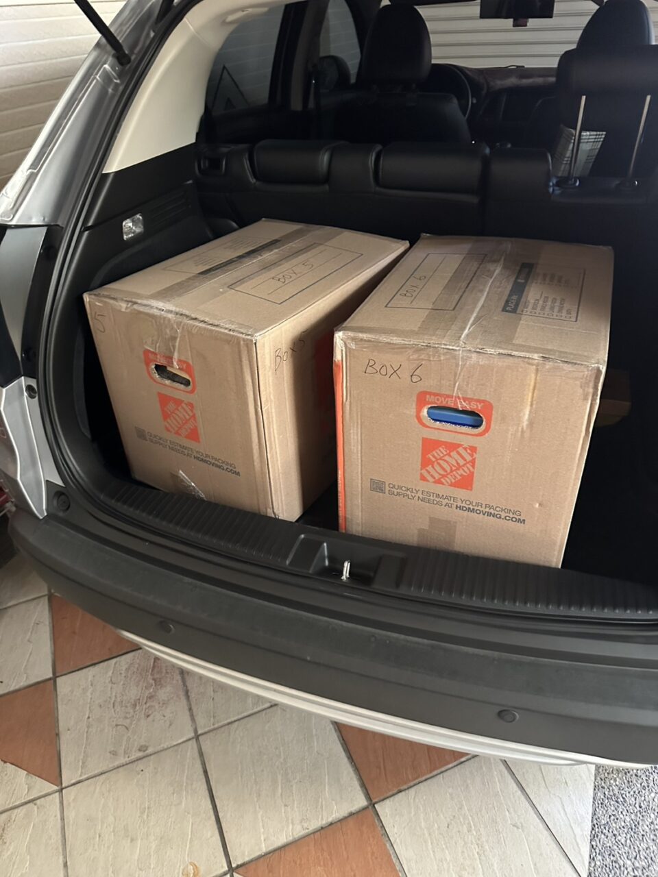 張先生委託Ship2TW國際搬家公司負責將台北松山區的四房兩廳內全部家具行李櫥櫃電視衣物等裝箱打包海運到美國，Ship2TW提供詳細的20呎及40呎海運貨櫃費用報價單，20呎貨櫃從台灣海運到美國的基本費用是3600美金(價格會隨著景氣季節等產生變動)，40呎貨櫃報價則是4600美金，兩者相差僅1000美金，「除了海運費用之外，還有其他相關費用嗎？還需要考慮以下幾項費用，裝櫃及拆櫃費用：2000美金，台灣出口裝櫃：810美金，美國進口拆櫃：680美金，報關文件處理：350美金，當地搬運服務：1800美金，台北當地搬運及打包：800美金，舊金山灣區當地送貨及組裝：1200美金，其他雜費：650美金，保險費用：150美金，港口雜費：250美金，40呎貨櫃的總費用不到1萬美金，這包含從台北家中到美國加州Fremont新家門到門Door-to-Door的所有費用。