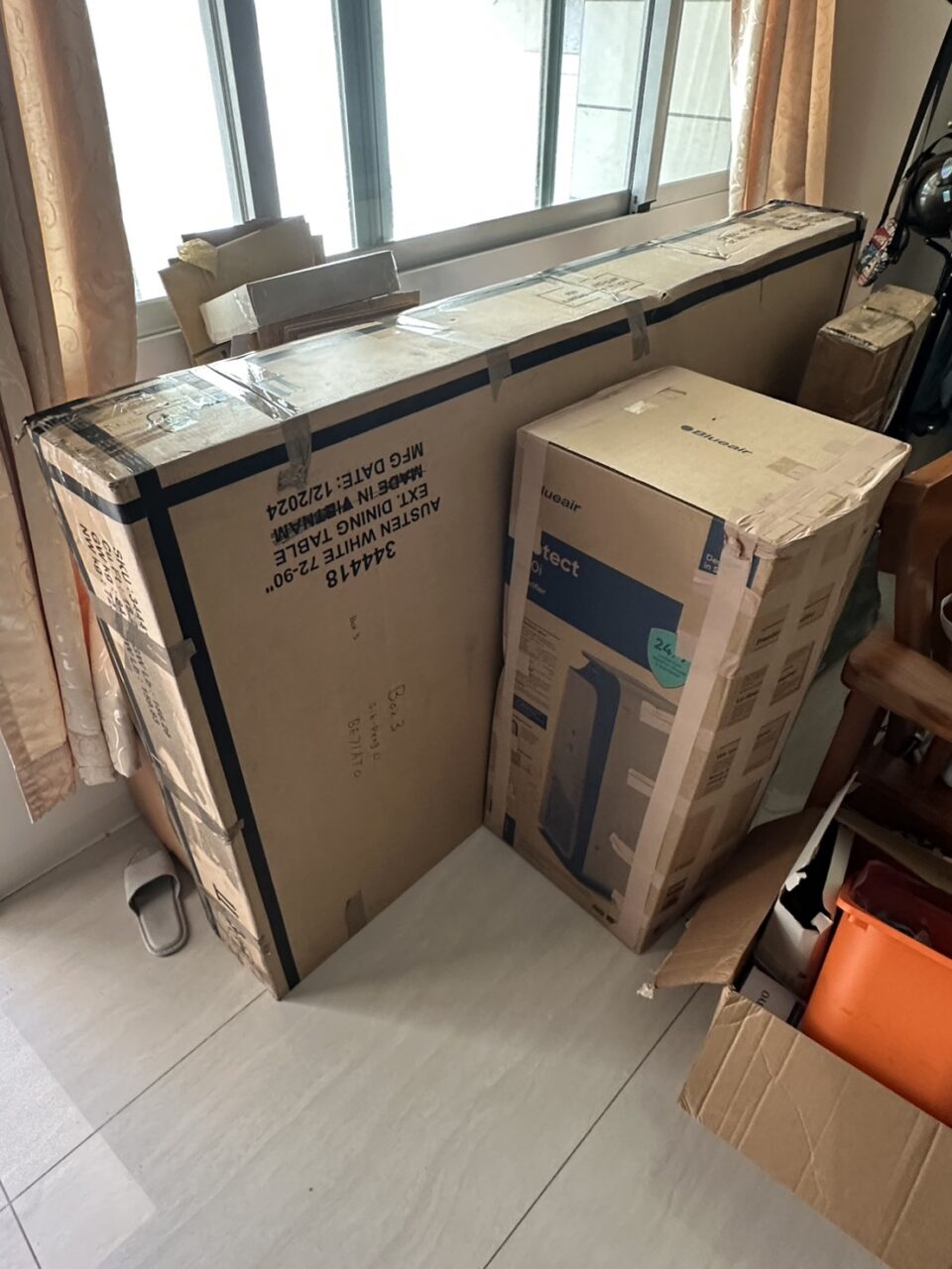 張先生委託Ship2TW國際搬家公司負責將台北松山區的四房兩廳內全部家具行李櫥櫃電視衣物等裝箱打包海運到美國，Ship2TW提供詳細的20呎及40呎海運貨櫃費用報價單，20呎貨櫃從台灣海運到美國的基本費用是3600美金(價格會隨著景氣季節等產生變動)，40呎貨櫃報價則是4600美金，兩者相差僅1000美金，「除了海運費用之外，還有其他相關費用嗎？還需要考慮以下幾項費用，裝櫃及拆櫃費用：2000美金，台灣出口裝櫃：810美金，美國進口拆櫃：680美金，報關文件處理：350美金，當地搬運服務：1800美金，台北當地搬運及打包：800美金，舊金山灣區當地送貨及組裝：1200美金，其他雜費：650美金，保險費用：150美金，港口雜費：250美金，40呎貨櫃的總費用不到1萬美金，這包含從台北家中到美國加州Fremont新家門到門Door-to-Door的所有費用。