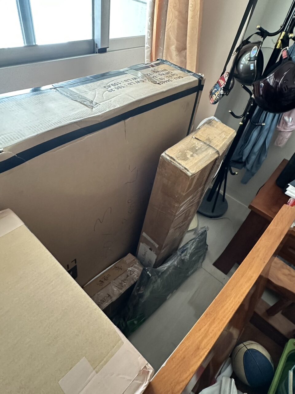 張先生委託Ship2TW國際搬家公司負責將台北松山區的四房兩廳內全部家具行李櫥櫃電視衣物等裝箱打包海運到美國，Ship2TW提供詳細的20呎及40呎海運貨櫃費用報價單，20呎貨櫃從台灣海運到美國的基本費用是3600美金(價格會隨著景氣季節等產生變動)，40呎貨櫃報價則是4600美金，兩者相差僅1000美金，「除了海運費用之外，還有其他相關費用嗎？還需要考慮以下幾項費用，裝櫃及拆櫃費用：2000美金，台灣出口裝櫃：810美金，美國進口拆櫃：680美金，報關文件處理：350美金，當地搬運服務：1800美金，台北當地搬運及打包：800美金，舊金山灣區當地送貨及組裝：1200美金，其他雜費：650美金，保險費用：150美金，港口雜費：250美金，40呎貨櫃的總費用不到1萬美金，這包含從台北家中到美國加州Fremont新家門到門Door-to-Door的所有費用。