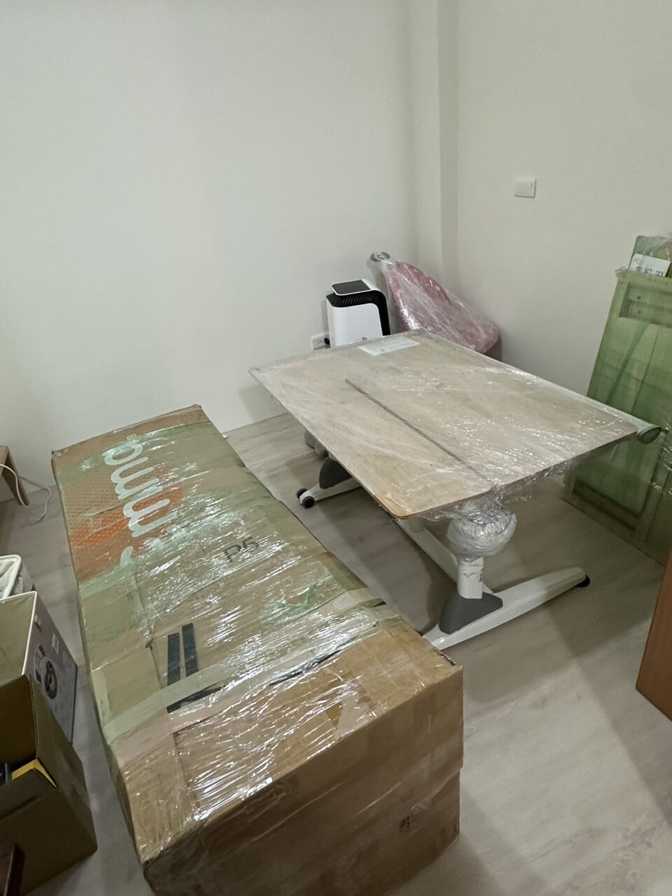 張先生委託Ship2TW國際搬家公司負責將台北松山區的四房兩廳內全部家具行李櫥櫃電視衣物等裝箱打包海運到美國，Ship2TW提供詳細的20呎及40呎海運貨櫃費用報價單，20呎貨櫃從台灣海運到美國的基本費用是3600美金(價格會隨著景氣季節等產生變動)，40呎貨櫃報價則是4600美金，兩者相差僅1000美金，「除了海運費用之外，還有其他相關費用嗎？還需要考慮以下幾項費用，裝櫃及拆櫃費用：2000美金，台灣出口裝櫃：810美金，美國進口拆櫃：680美金，報關文件處理：350美金，當地搬運服務：1800美金，台北當地搬運及打包：800美金，舊金山灣區當地送貨及組裝：1200美金，其他雜費：650美金，保險費用：150美金，港口雜費：250美金，40呎貨櫃的總費用不到1萬美金，這包含從台北家中到美國加州Fremont新家門到門Door-to-Door的所有費用。