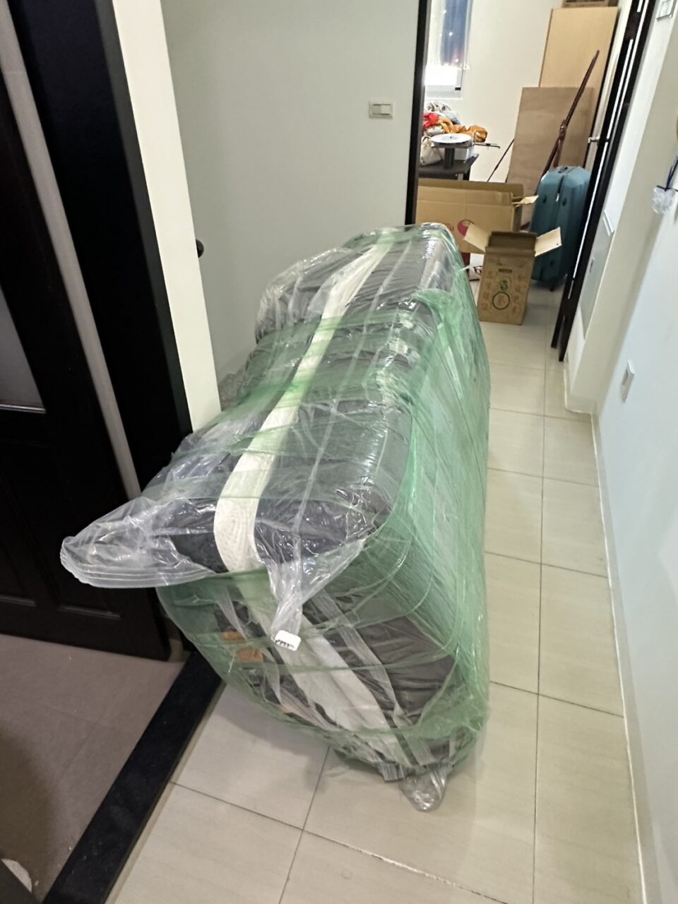 張先生委託Ship2TW國際搬家公司負責將台北松山區的四房兩廳內全部家具行李櫥櫃電視衣物等裝箱打包海運到美國，Ship2TW提供詳細的20呎及40呎海運貨櫃費用報價單，20呎貨櫃從台灣海運到美國的基本費用是3600美金(價格會隨著景氣季節等產生變動)，40呎貨櫃報價則是4600美金，兩者相差僅1000美金，「除了海運費用之外，還有其他相關費用嗎？還需要考慮以下幾項費用，裝櫃及拆櫃費用：2000美金，台灣出口裝櫃：810美金，美國進口拆櫃：680美金，報關文件處理：350美金，當地搬運服務：1800美金，台北當地搬運及打包：800美金，舊金山灣區當地送貨及組裝：1200美金，其他雜費：650美金，保險費用：150美金，港口雜費：250美金，40呎貨櫃的總費用不到1萬美金，這包含從台北家中到美國加州Fremont新家門到門Door-to-Door的所有費用。