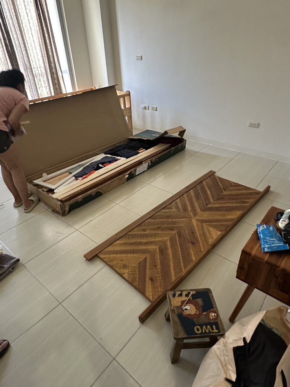 張先生委託Ship2TW國際搬家公司負責將台北松山區的四房兩廳內全部家具行李櫥櫃電視衣物等裝箱打包海運到美國，Ship2TW提供詳細的20呎及40呎海運貨櫃費用報價單，20呎貨櫃從台灣海運到美國的基本費用是3600美金(價格會隨著景氣季節等產生變動)，40呎貨櫃報價則是4600美金，兩者相差僅1000美金，「除了海運費用之外，還有其他相關費用嗎？還需要考慮以下幾項費用，裝櫃及拆櫃費用：2000美金，台灣出口裝櫃：810美金，美國進口拆櫃：680美金，報關文件處理：350美金，當地搬運服務：1800美金，台北當地搬運及打包：800美金，舊金山灣區當地送貨及組裝：1200美金，其他雜費：650美金，保險費用：150美金，港口雜費：250美金，40呎貨櫃的總費用不到1萬美金，這包含從台北家中到美國加州Fremont新家門到門Door-to-Door的所有費用。