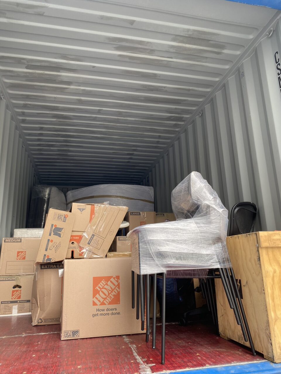 張先生委託Ship2TW國際搬家公司負責將台北松山區的四房兩廳內全部家具行李櫥櫃電視衣物等裝箱打包海運到美國，Ship2TW提供詳細的20呎及40呎海運貨櫃費用報價單，20呎貨櫃從台灣海運到美國的基本費用是3600美金(價格會隨著景氣季節等產生變動)，40呎貨櫃報價則是4600美金，兩者相差僅1000美金，「除了海運費用之外，還有其他相關費用嗎？還需要考慮以下幾項費用，裝櫃及拆櫃費用：2000美金，台灣出口裝櫃：810美金，美國進口拆櫃：680美金，報關文件處理：350美金，當地搬運服務：1800美金，台北當地搬運及打包：800美金，舊金山灣區當地送貨及組裝：1200美金，其他雜費：650美金，保險費用：150美金，港口雜費：250美金，40呎貨櫃的總費用不到1萬美金，這包含從台北家中到美國加州Fremont新家門到門Door-to-Door的所有費用。
