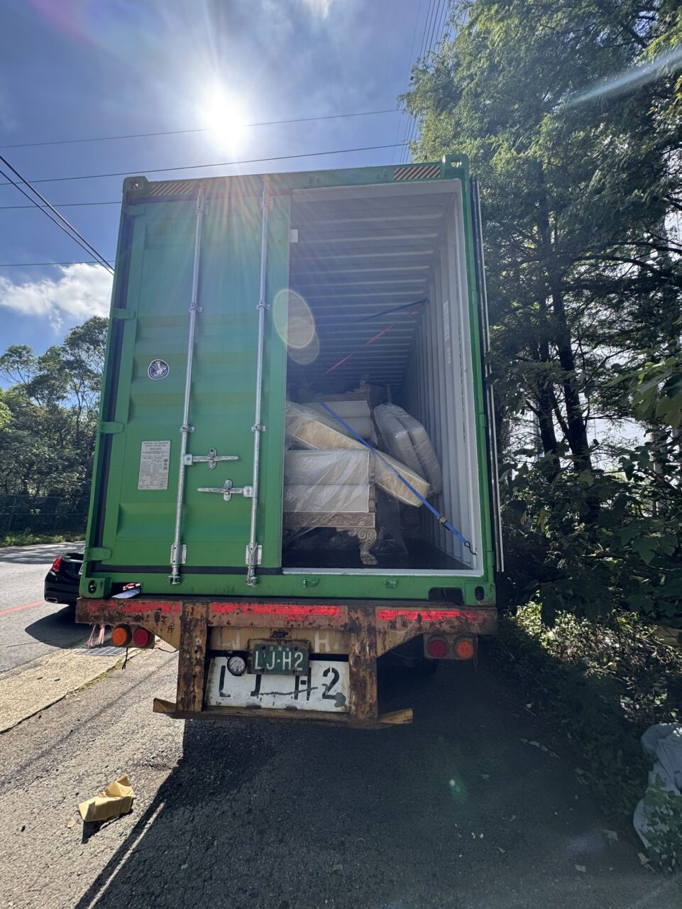 張先生委託Ship2TW國際搬家公司負責將台北松山區的四房兩廳內全部家具行李櫥櫃電視衣物等裝箱打包海運到美國，Ship2TW提供詳細的20呎及40呎海運貨櫃費用報價單，20呎貨櫃從台灣海運到美國的基本費用是3600美金(價格會隨著景氣季節等產生變動)，40呎貨櫃報價則是4600美金，兩者相差僅1000美金，「除了海運費用之外，還有其他相關費用嗎？還需要考慮以下幾項費用，裝櫃及拆櫃費用：2000美金，台灣出口裝櫃：810美金，美國進口拆櫃：680美金，報關文件處理：350美金，當地搬運服務：1800美金，台北當地搬運及打包：800美金，舊金山灣區當地送貨及組裝：1200美金，其他雜費：650美金，保險費用：150美金，港口雜費：250美金，40呎貨櫃的總費用不到1萬美金，這包含從台北家中到美國加州Fremont新家門到門Door-to-Door的所有費用。