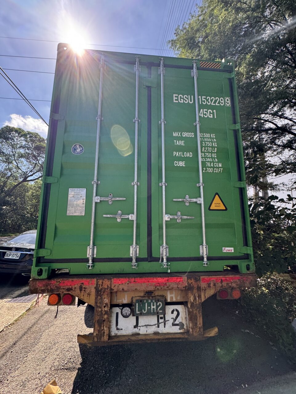 張先生委託Ship2TW國際搬家公司負責將台北松山區的四房兩廳內全部家具行李櫥櫃電視衣物等裝箱打包海運到美國，Ship2TW提供詳細的20呎及40呎海運貨櫃費用報價單，20呎貨櫃從台灣海運到美國的基本費用是3600美金(價格會隨著景氣季節等產生變動)，40呎貨櫃報價則是4600美金，兩者相差僅1000美金，「除了海運費用之外，還有其他相關費用嗎？還需要考慮以下幾項費用，裝櫃及拆櫃費用：2000美金，台灣出口裝櫃：810美金，美國進口拆櫃：680美金，報關文件處理：350美金，當地搬運服務：1800美金，台北當地搬運及打包：800美金，舊金山灣區當地送貨及組裝：1200美金，其他雜費：650美金，保險費用：150美金，港口雜費：250美金，40呎貨櫃的總費用不到1萬美金，這包含從台北家中到美國加州Fremont新家門到門Door-to-Door的所有費用。