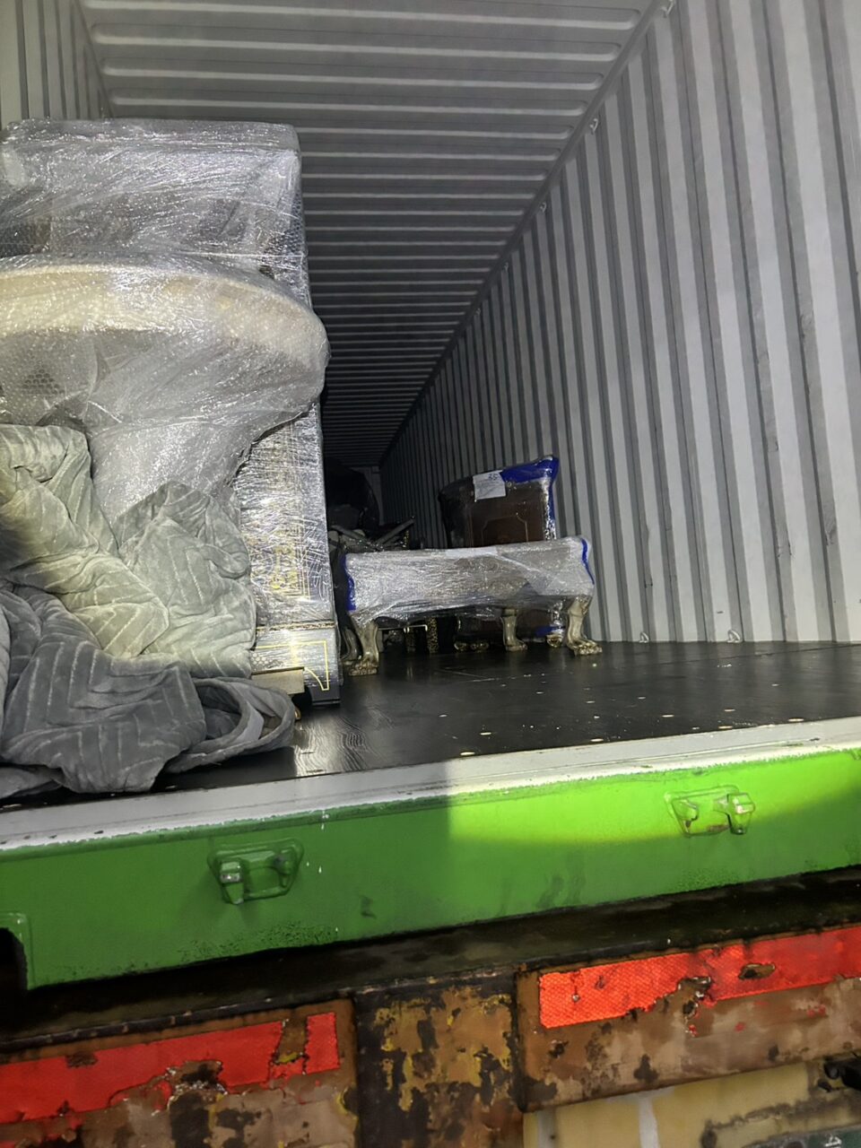 張先生委託Ship2TW國際搬家公司負責將台北松山區的四房兩廳內全部家具行李櫥櫃電視衣物等裝箱打包海運到美國，Ship2TW提供詳細的20呎及40呎海運貨櫃費用報價單，20呎貨櫃從台灣海運到美國的基本費用是3600美金(價格會隨著景氣季節等產生變動)，40呎貨櫃報價則是4600美金，兩者相差僅1000美金，「除了海運費用之外，還有其他相關費用嗎？還需要考慮以下幾項費用，裝櫃及拆櫃費用：2000美金，台灣出口裝櫃：810美金，美國進口拆櫃：680美金，報關文件處理：350美金，當地搬運服務：1800美金，台北當地搬運及打包：800美金，舊金山灣區當地送貨及組裝：1200美金，其他雜費：650美金，保險費用：150美金，港口雜費：250美金，40呎貨櫃的總費用不到1萬美金，這包含從台北家中到美國加州Fremont新家門到門Door-to-Door的所有費用。