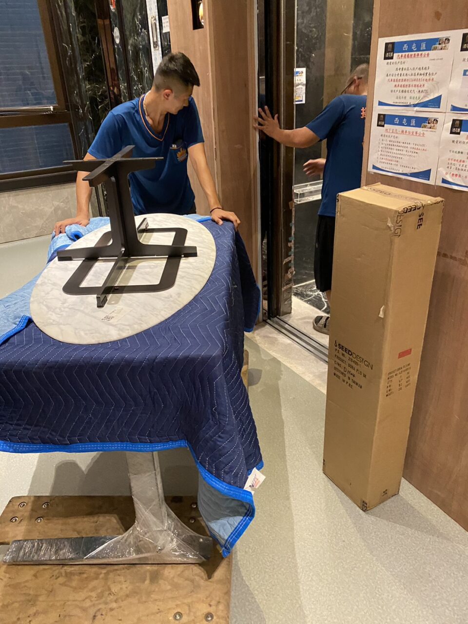 張先生委託Ship2TW國際搬家公司負責將台北松山區的四房兩廳內全部家具行李櫥櫃電視衣物等裝箱打包海運到美國，Ship2TW提供詳細的20呎及40呎海運貨櫃費用報價單，20呎貨櫃從台灣海運到美國的基本費用是3600美金(價格會隨著景氣季節等產生變動)，40呎貨櫃報價則是4600美金，兩者相差僅1000美金，「除了海運費用之外，還有其他相關費用嗎？還需要考慮以下幾項費用，裝櫃及拆櫃費用：2000美金，台灣出口裝櫃：810美金，美國進口拆櫃：680美金，報關文件處理：350美金，當地搬運服務：1800美金，台北當地搬運及打包：800美金，舊金山灣區當地送貨及組裝：1200美金，其他雜費：650美金，保險費用：150美金，港口雜費：250美金，40呎貨櫃的總費用不到1萬美金，這包含從台北家中到美國加州Fremont新家門到門Door-to-Door的所有費用。