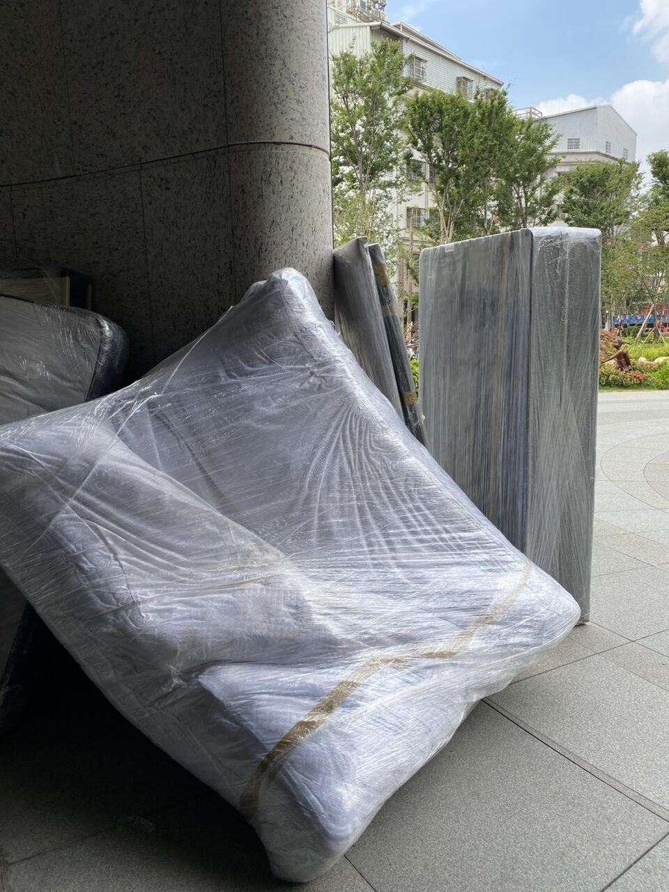 張先生委託Ship2TW國際搬家公司負責將台北松山區的四房兩廳內全部家具行李櫥櫃電視衣物等裝箱打包海運到美國，Ship2TW提供詳細的20呎及40呎海運貨櫃費用報價單，20呎貨櫃從台灣海運到美國的基本費用是3600美金(價格會隨著景氣季節等產生變動)，40呎貨櫃報價則是4600美金，兩者相差僅1000美金，「除了海運費用之外，還有其他相關費用嗎？還需要考慮以下幾項費用，裝櫃及拆櫃費用：2000美金，台灣出口裝櫃：810美金，美國進口拆櫃：680美金，報關文件處理：350美金，當地搬運服務：1800美金，台北當地搬運及打包：800美金，舊金山灣區當地送貨及組裝：1200美金，其他雜費：650美金，保險費用：150美金，港口雜費：250美金，40呎貨櫃的總費用不到1萬美金，這包含從台北家中到美國加州Fremont新家門到門Door-to-Door的所有費用。