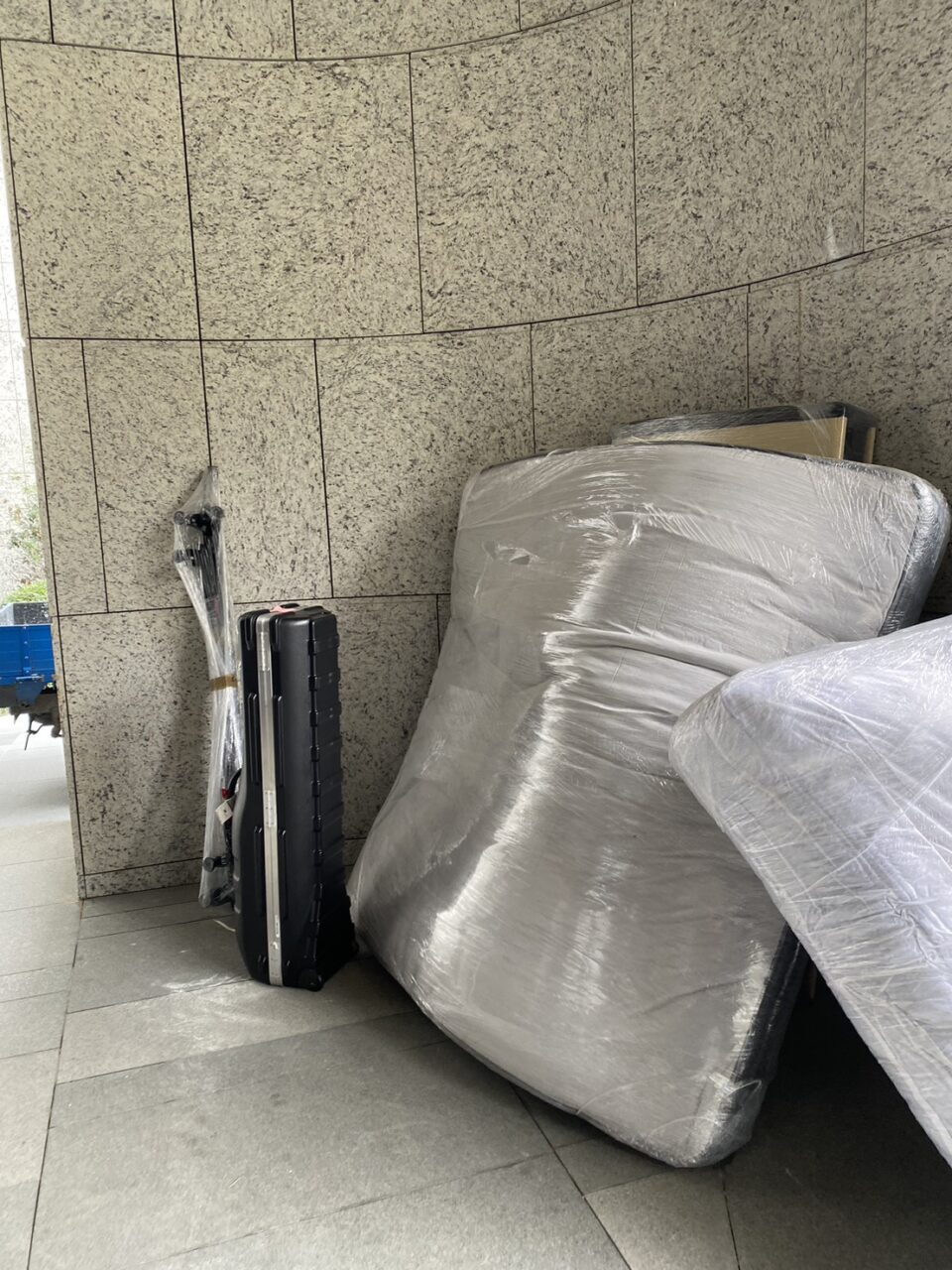 張先生委託Ship2TW國際搬家公司負責將台北松山區的四房兩廳內全部家具行李櫥櫃電視衣物等裝箱打包海運到美國，Ship2TW提供詳細的20呎及40呎海運貨櫃費用報價單，20呎貨櫃從台灣海運到美國的基本費用是3600美金(價格會隨著景氣季節等產生變動)，40呎貨櫃報價則是4600美金，兩者相差僅1000美金，「除了海運費用之外，還有其他相關費用嗎？還需要考慮以下幾項費用，裝櫃及拆櫃費用：2000美金，台灣出口裝櫃：810美金，美國進口拆櫃：680美金，報關文件處理：350美金，當地搬運服務：1800美金，台北當地搬運及打包：800美金，舊金山灣區當地送貨及組裝：1200美金，其他雜費：650美金，保險費用：150美金，港口雜費：250美金，40呎貨櫃的總費用不到1萬美金，這包含從台北家中到美國加州Fremont新家門到門Door-to-Door的所有費用。
