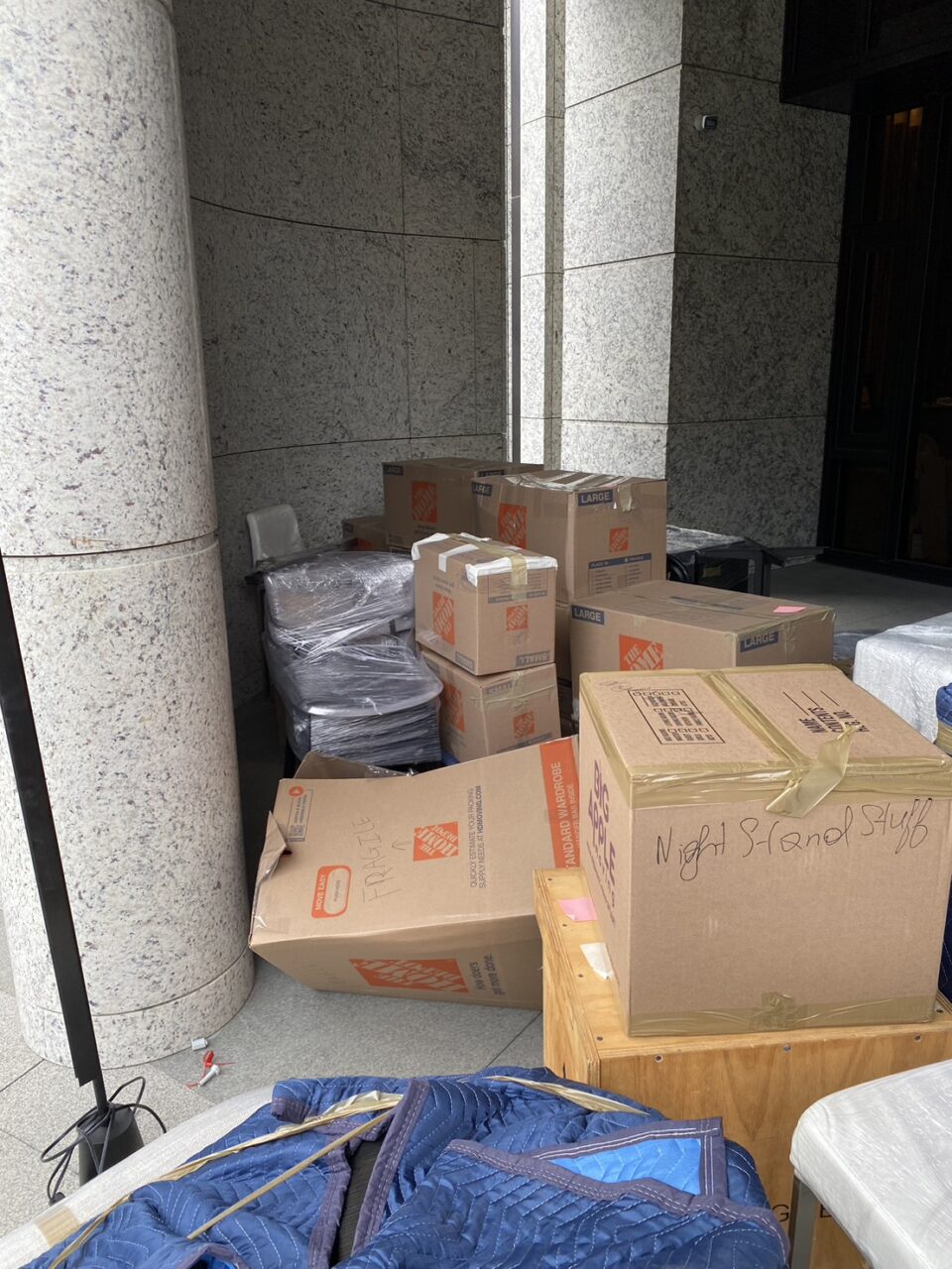張先生委託Ship2TW國際搬家公司負責將台北松山區的四房兩廳內全部家具行李櫥櫃電視衣物等裝箱打包海運到美國，Ship2TW提供詳細的20呎及40呎海運貨櫃費用報價單，20呎貨櫃從台灣海運到美國的基本費用是3600美金(價格會隨著景氣季節等產生變動)，40呎貨櫃報價則是4600美金，兩者相差僅1000美金，「除了海運費用之外，還有其他相關費用嗎？還需要考慮以下幾項費用，裝櫃及拆櫃費用：2000美金，台灣出口裝櫃：810美金，美國進口拆櫃：680美金，報關文件處理：350美金，當地搬運服務：1800美金，台北當地搬運及打包：800美金，舊金山灣區當地送貨及組裝：1200美金，其他雜費：650美金，保險費用：150美金，港口雜費：250美金，40呎貨櫃的總費用不到1萬美金，這包含從台北家中到美國加州Fremont新家門到門Door-to-Door的所有費用。